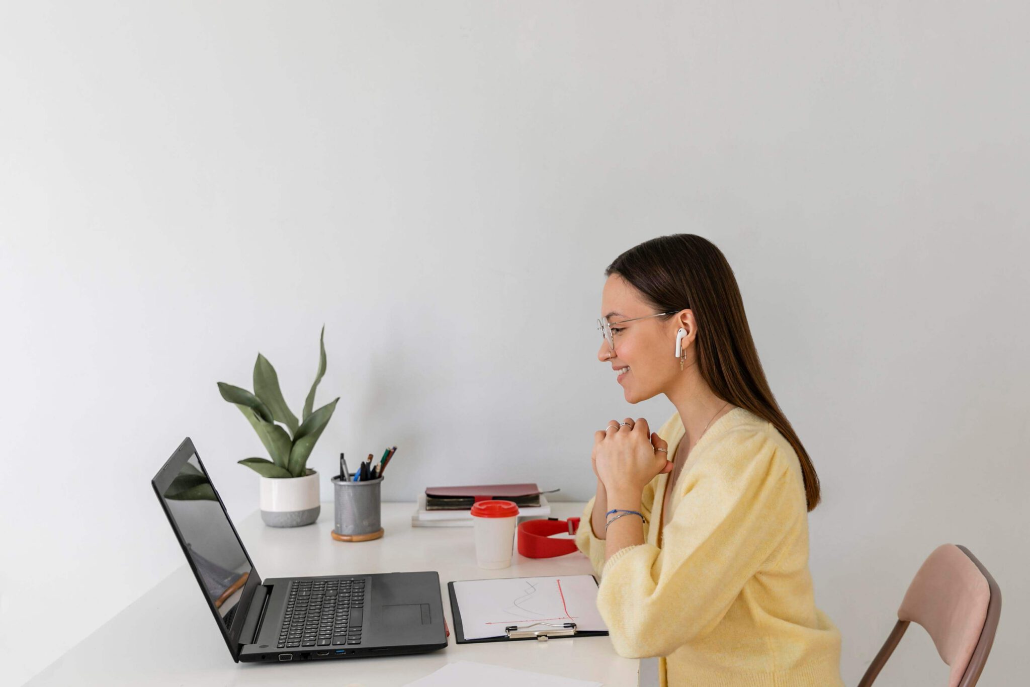 medium-shot-woman-wearing-earphones (1)